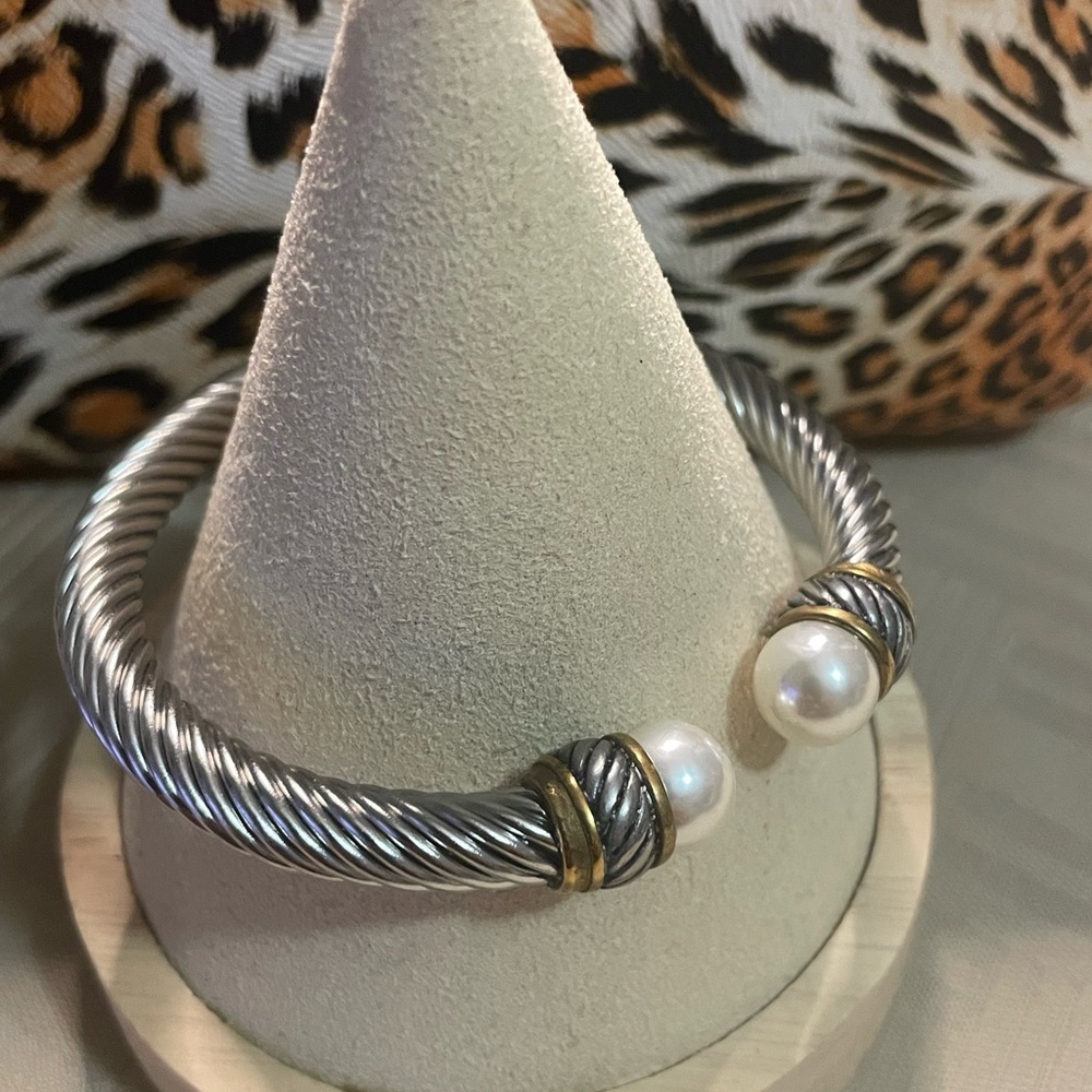Stainless Steel Silver/Gold Cable Bracelet with Glass White Pearl.